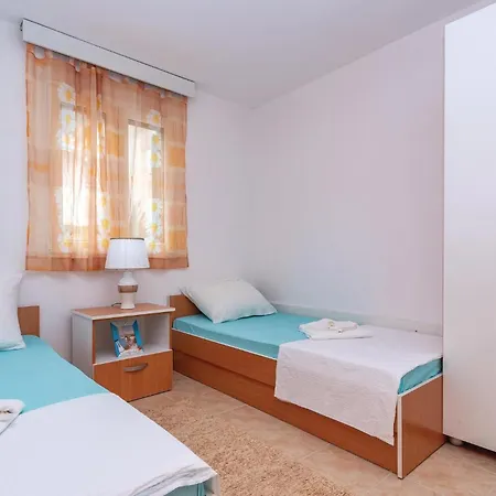 2 Bedroom Lovely Apartment In Osobljava דירה *