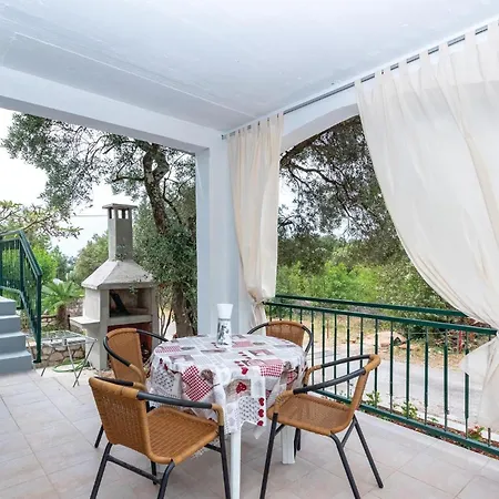 2 Bedroom Lovely Apartment In Osobljava Appartement *