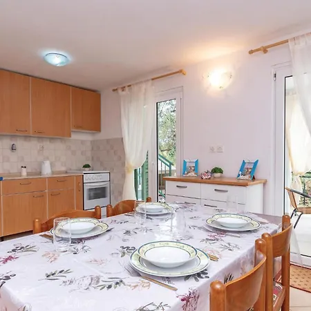 2 Bedroom Lovely Apartment In Osobljava